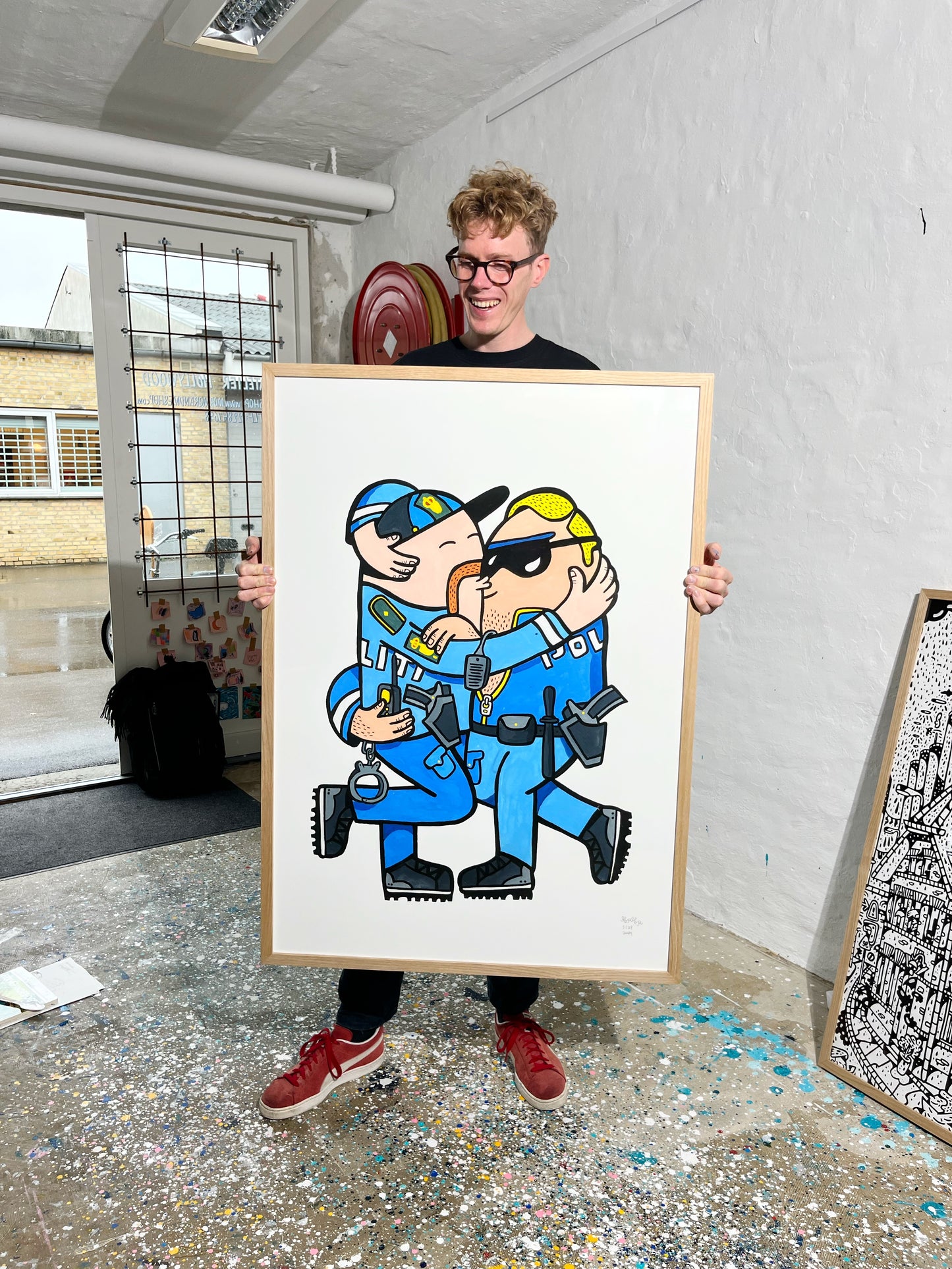 Indrammet Kissing Cops - 100x70 cm 👮‍♂️