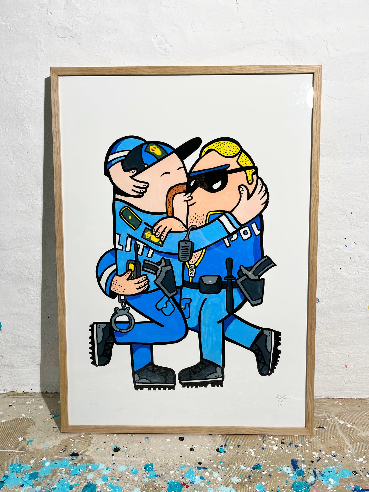 Indrammet Kissing Cops - 100x70 cm 👮‍♂️