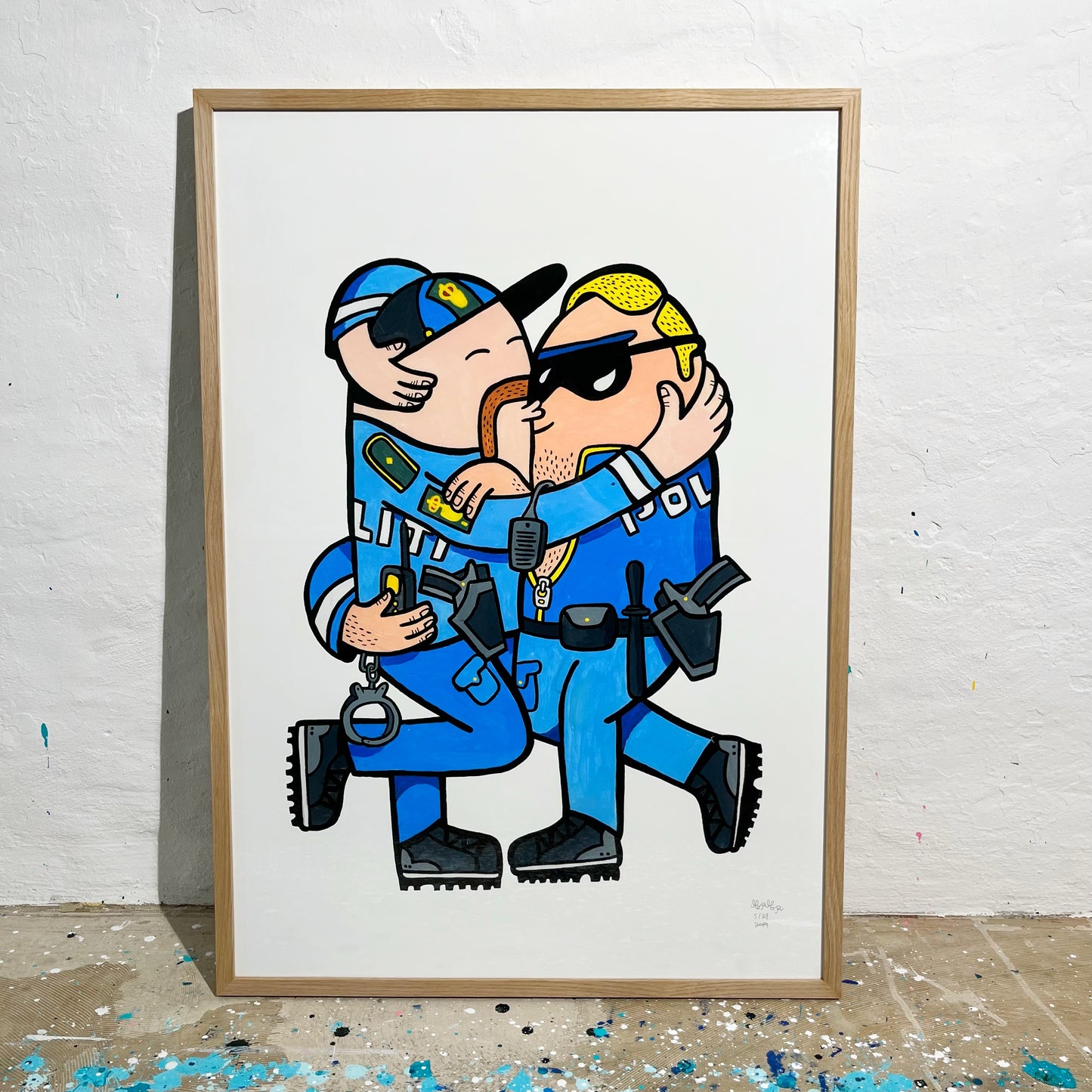 Indrammet Kissing Cops - 100x70 cm 👮‍♂️