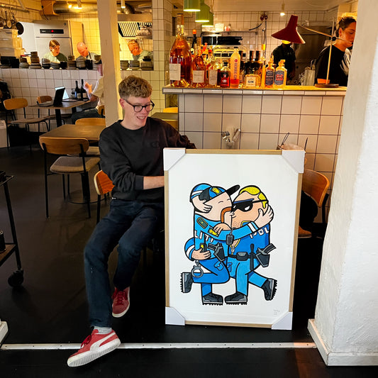 Indrammet Kissing Cops - 100x70 cm 👮‍♂️