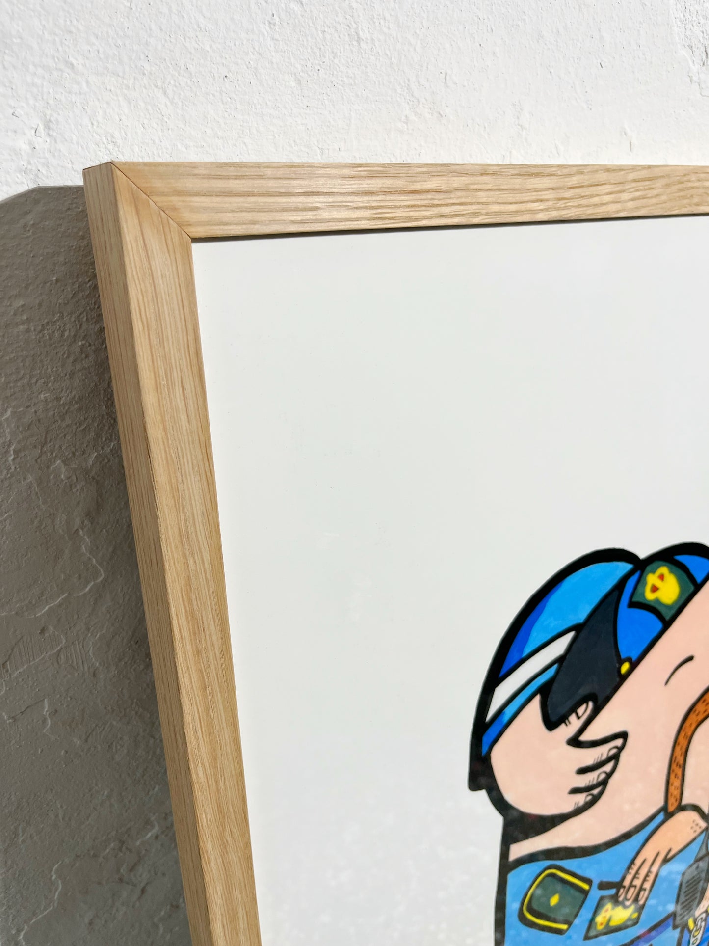 Indrammet Kissing Cops - 100x70 cm 👮‍♂️